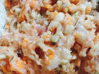 7、#宝宝辅食#香菇小米营养肉饼,顺时针搅拌上劲！如果太干，加一点点清水搅打！