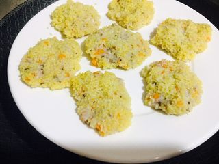 10、#宝宝辅食#香菇小米营养肉饼,冷水上锅蒸15分钟！大火进行！