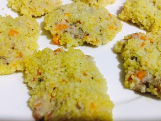 11、#宝宝辅食#香菇小米营养肉饼,噔噔蹬！蒸好后好香！满屋子的香菇肉味夹着米香！