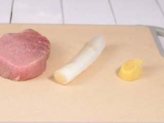 1、宝宝辅食 牛肉泥,准备好食材，牛肉清洗干净。