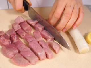 2、宝宝辅食 牛肉泥,牛肉切小块