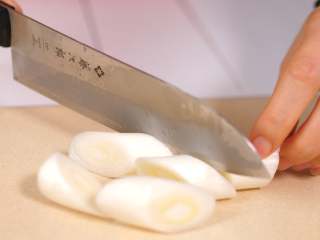 3、宝宝辅食 牛肉泥,葱姜切片（如果是做给小宝宝，怕辛辣可以不放葱姜，挤几滴柠檬汁也可以去腥）