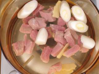 4、宝宝辅食 牛肉泥,牛肉冷水下锅，放葱姜一起烧开。