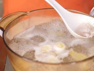 5、宝宝辅食 牛肉泥,撇去浮沫。