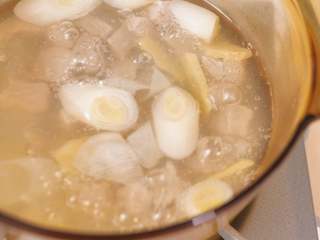 6、宝宝辅食 牛肉泥,煮大约40分钟左右。