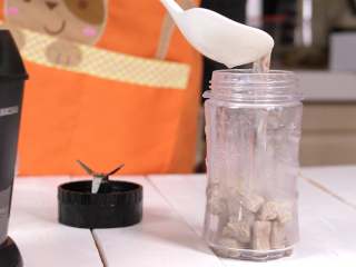 7、宝宝辅食 牛肉泥,捞出牛肉，加入料理机，加适量肉汤。