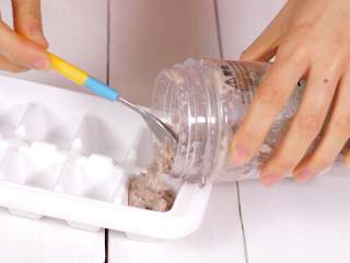 9、宝宝辅食 牛肉泥,放入辅食盒，可以冷冻起来，每次吃拿出一块就可以。