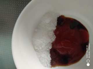 2、什锦蔬菜,拿一个碗 装番茄酱1勺，白糖3勺，鲜贝露4分之一勺，酱油四分之一勺备用