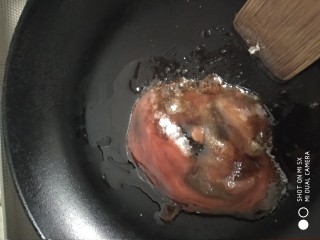 3、什锦蔬菜,锅内放油小火加入番茄酱，白糖，鲜贝露，酱油