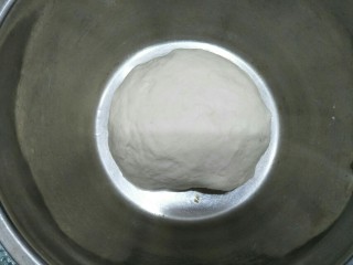 3、花生酱卷,揉成光滑不粘手的面团。