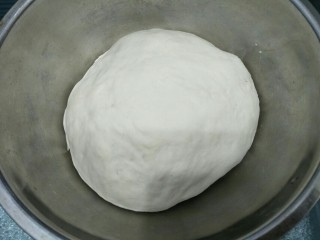 4、花生酱卷,盖布发酵到原来的两倍大。