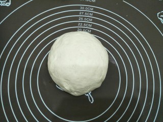 5、花生酱卷,将发酵好的面团放在案板上揉一会进行排气。