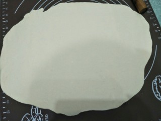 6、花生酱卷,将面团撠成方型