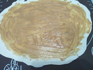 7、花生酱卷,涂上花生酱