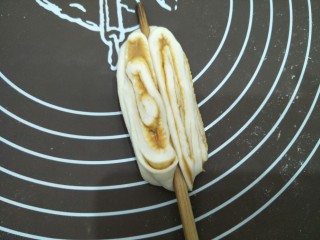 11、花生酱卷,用筷子在面团中间压下去