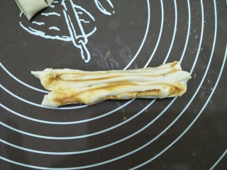 12、花生酱卷,将面团稍拉长