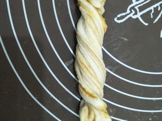 13、花生酱卷,两手各拉一头反方向扭出条纹