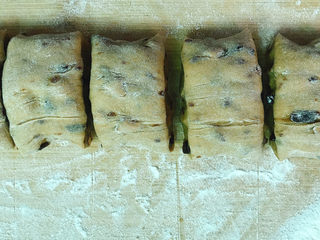 15、红糖红枣馒头,切成均匀的大小