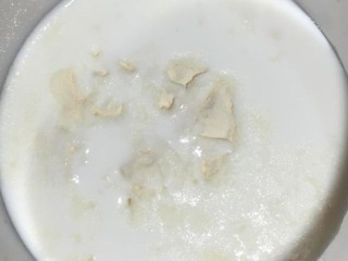 1、肤如凝脂木瓜冻,1.吉利丁粉与牛奶、椰浆混合融化。