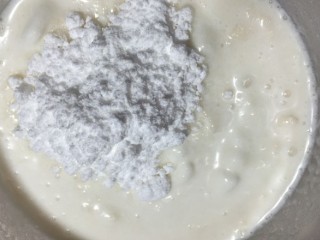 2、肤如凝脂木瓜冻,2.10分钟后加入糖粉拌匀