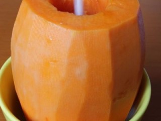 5、肤如凝脂木瓜冻,5.椰奶液稍凉后倒入木瓜。放入冰箱冷冻5个小时。