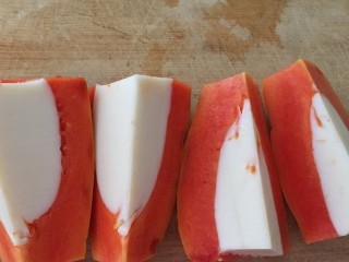 6、肤如凝脂木瓜冻,6.对半切开，即可！