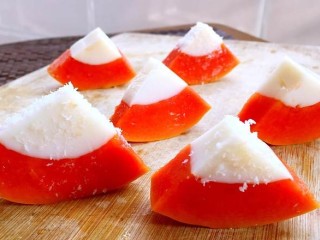 7、肤如凝脂木瓜冻,7.再切成小瓣，很漂亮噢！喜欢椰味的可在椰奶冻部分裹上椰蓉☺