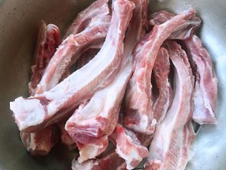 1、手扒排骨,在超市买到新鲜的猪肋排用清水清洗干净