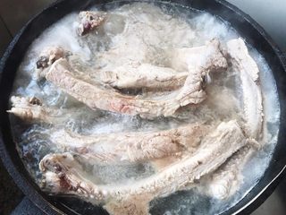 3、手扒排骨,去除猪肋排杂质和油脂