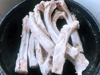 4、手扒排骨,焯好水的猪肋排用清水冲洗干净沥干水份备用