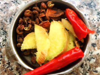 5、手扒排骨,准备调味料姜片、红辣椒、花椒和大料装入调味罐中