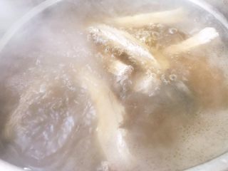 7、手扒排骨,炖20分钟左右放入一品鲜酱油、料酒、糖、盐再大火继续炖20分钟左右