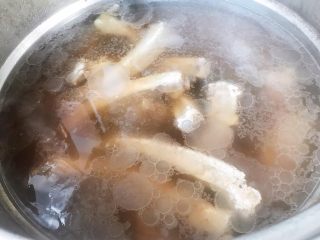 8、手扒排骨,改小火炖制20分钟左右炖至骨酥肉嫩放入味精提鲜即可出锅享用