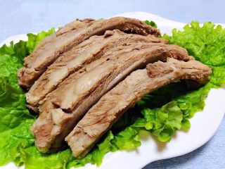 9、手扒排骨,盘中摆上生菜再摆入猪肋排和蒜汁