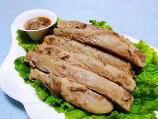 10、手扒排骨,蒜泥倒入涝汁拌匀搭配猪肋排就是完美