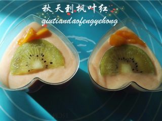 11、情人节佳品--木瓜酸奶布丁,再放入少许的芒果丁装饰即可。