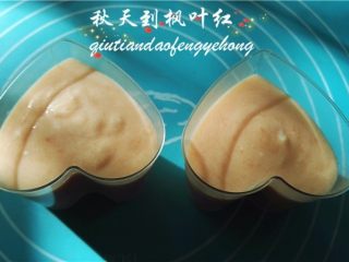 9、情人节佳品--木瓜酸奶布丁,将布丁液倒入模具中，然后放入冰箱冷藏直到凝固