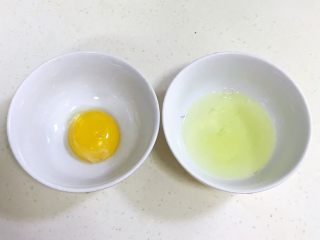 2、法风烧饼,蛋白和蛋黄分离开来。