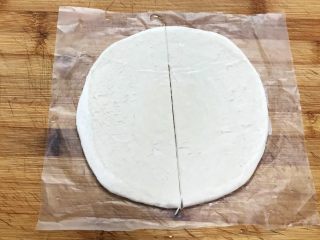3、法风烧饼,把飞饼一切为二,放入不粘烤盘上。