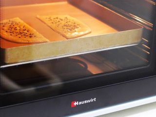 5、法风烧饼,入烤箱中,上下火185度,烘烤约10分钟,待飞饼表面上色即可,烤完的飞饼会鼓起来,层次非常明显。