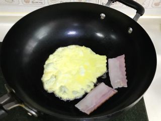 7、法风烧饼,把培根也入锅煎一煎。