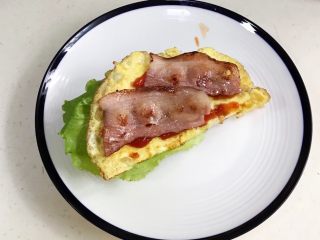 12、法风烧饼,放上培根,中间都可以挤点番茄酱。