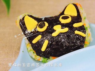 16、杂蔬鳕鱼猫饭团—宝宝从此爱上吃蔬菜,黑猫的五官是用芝士片压出来的。