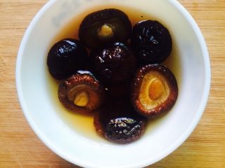 3、长寿面&生日面,干香菇清洗干净泡软备用