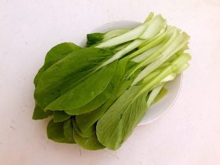 4、5分钟快手菜 适合减肥的油菜豆腐汤,清洗干净,沥干水分