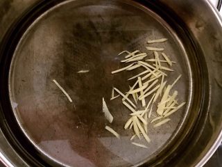 7、5分钟快手菜 适合减肥的油菜豆腐汤,锅内加入冷水,加入姜丝,烧开后煮3分钟