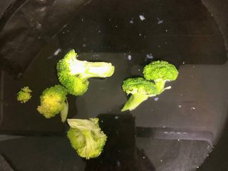 2、西兰花玉米鸡肉糕,西兰花焯水2分钟