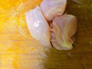 3、西兰花玉米鸡肉糕,鸡腿去骨取肉