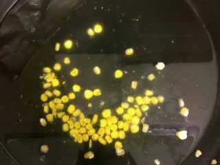 4、西兰花玉米鸡肉糕,玉米焯水1分钟