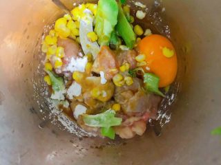 7、西兰花玉米鸡肉糕,把鸡肉，（蛋清蛋黄分离取蛋黄）（西兰花花球和根分开取根）玉米，少量玉米淀粉，2滴宝宝酱油一起搅拌成泥